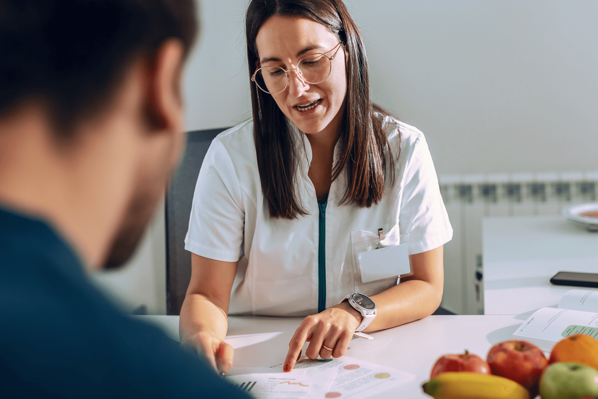 A female nutritionist speaking to her client
