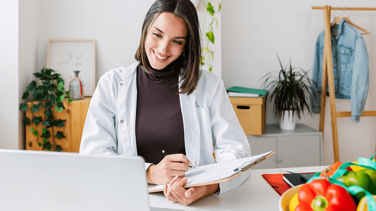 A female nutritionist making notes